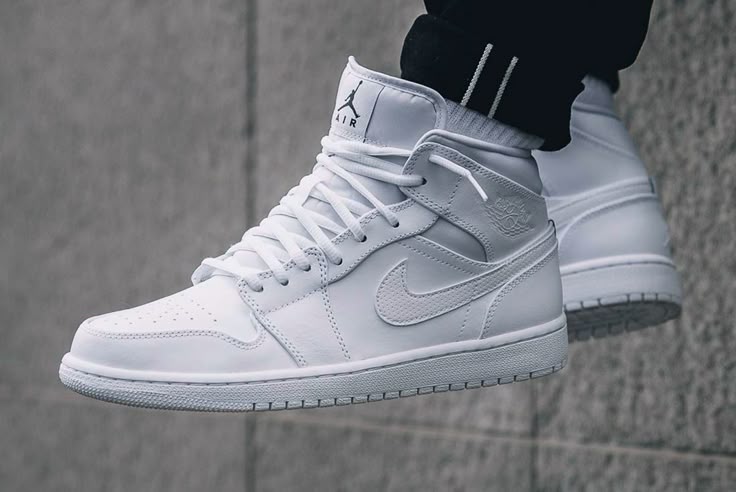 Air Jordan 1 Triple White